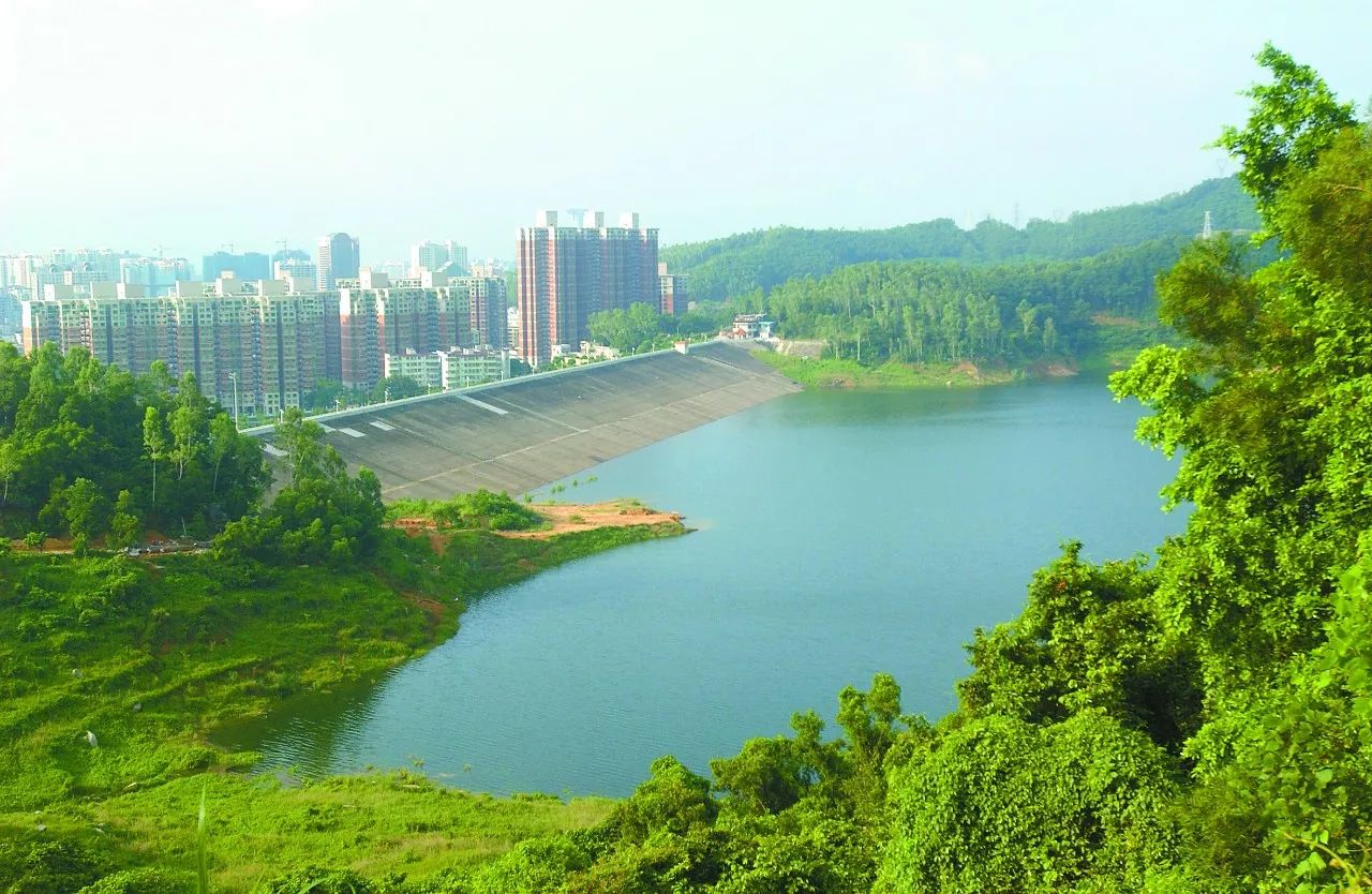 库床裸露,清秀不再……你见过被"放空"的梅林水库吗?