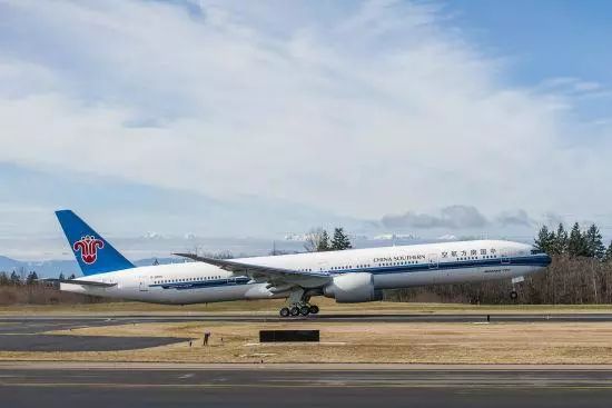 纽约飞广州的航班上突发意外 飞机放油43吨紧