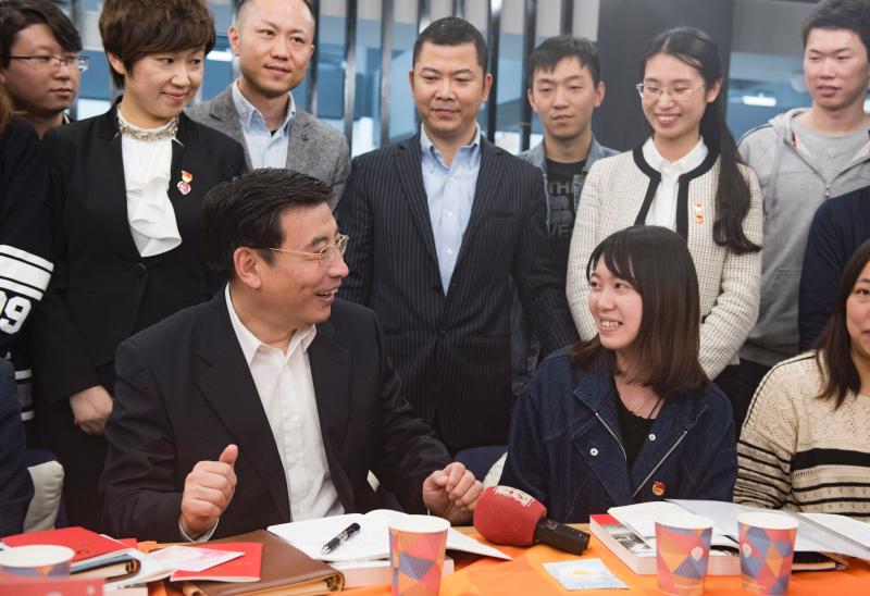 中央宣讲团走进上海基层,和一线工人、青年白