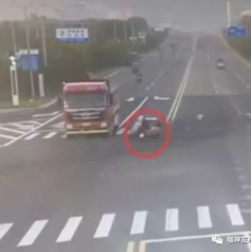 电动车路口闯红灯，被货车瞬间粉碎
