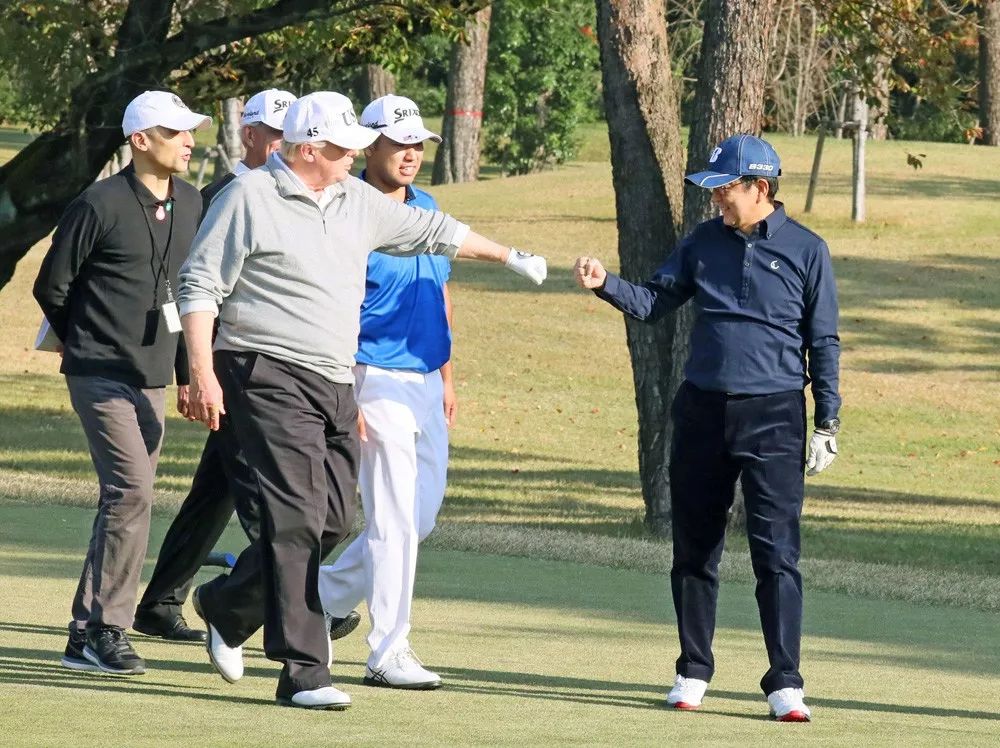 ▲11月5日，特朗普和安倍在霞关乡村俱乐部打高尔夫时相互碰拳致意。（路透社）