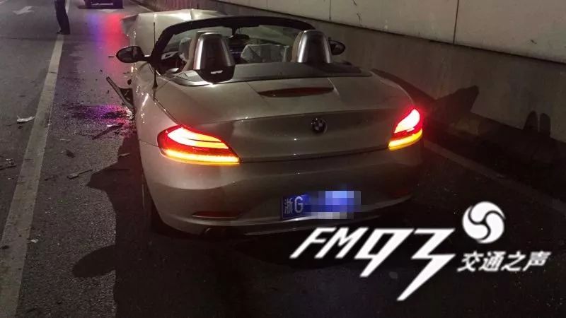 义乌小伙租来宝马跑车,逆向撞翻小货车!民警赶