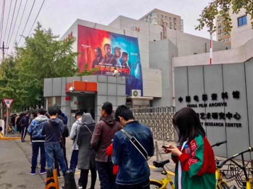 影迷线下排队购买《银翼杀手》电影票