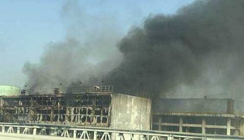 【视频】突发!济钢冷却塔着火!现场浓烟滚滚!|