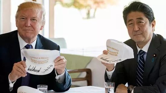 ▲安倍与特朗普展示了印有“Donald & Shinzo Make Alliance Even Greater”（唐纳德和晋三使同盟更伟大）字样的帽子。