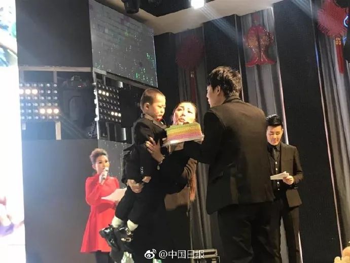 4岁男孩举办婚礼新娘是妈妈 真相令人落泪(图)