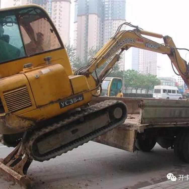 震惊，挖掘机竟然对卡车做出了这种事，百万卡车司机都吓坏了