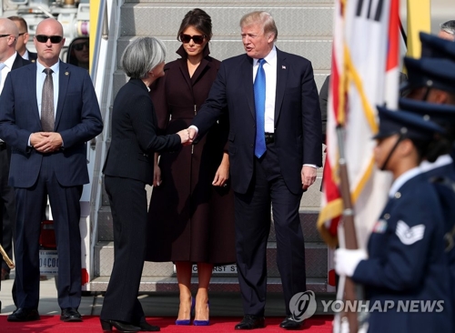 11月7日，在京畿道乌山美军基地，美国总统特朗普(右一)下机后与到机场迎接的韩国外交部长官康京和(右三)亲切握手。