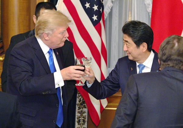 当地时间2017年11月6日，日本东京，日本首相安倍晋三举行国宴，招待美国总统特朗普及其夫人梅拉尼娅。 东方IC 图