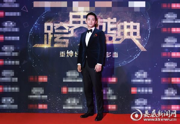 张天阳西装亮相时尚活动 帅气展现"绅士品格"