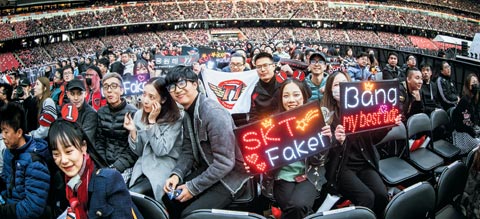  11月4日，韩国队SKT T1的中国粉丝举着上有“SKT Faker”的牌子。/Riot Games