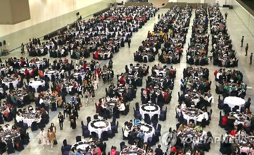 资料图片:去年访问釜山的中国两千人旅游团。(韩联社)