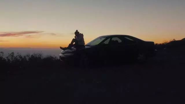 为了卖掉女票的二手车,他拍了个逼格超高的广