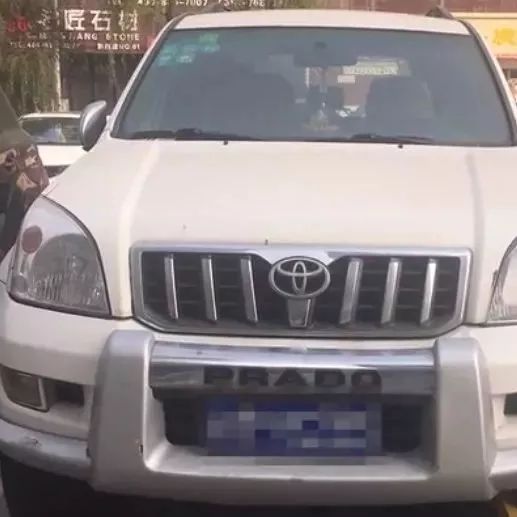 越野车异地停放4个月停车费超6500元 车主拒交费弃车