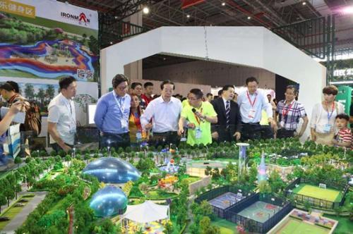 资料图:今年体博会期间,国家体育总局副局长赵勇观摩南通铁人展位。华奥星空供图 全国体育科技成果转化展:以开放态度促产学研结合