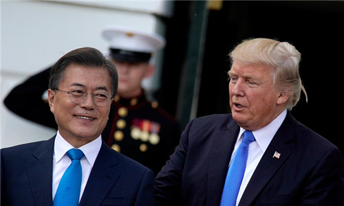 资料图：韩国总统文在寅（左）、美国总统特朗普（右）