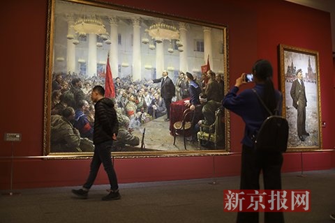 油画《1917年11月列宁在全俄苏维埃第二次代表大会上讲话 》。新京报记者 浦峰 摄