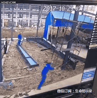 悲剧gif合集| 妹子被一把推下铁轨,一头撞上