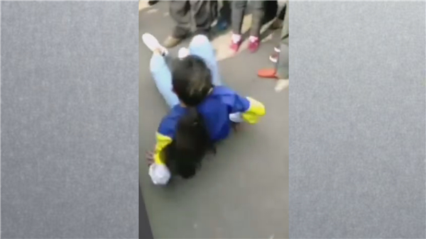 视频|因沉迷上网被收手机不愿回家 14岁女生使