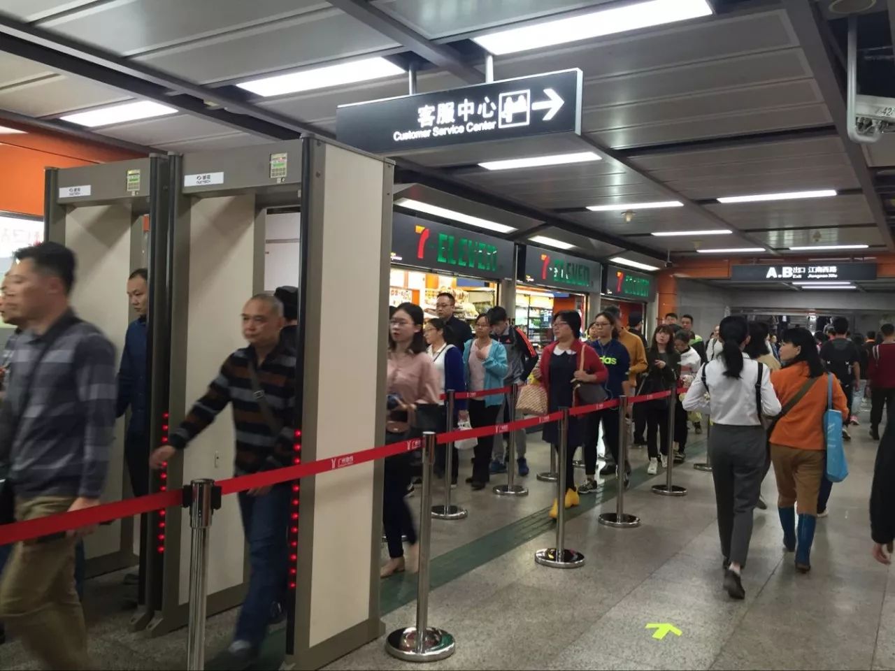 广州今日再有26个地铁站升级安检 客村站早高峰期在一分钟以内能过检|安检|安检机|进站_新浪新闻