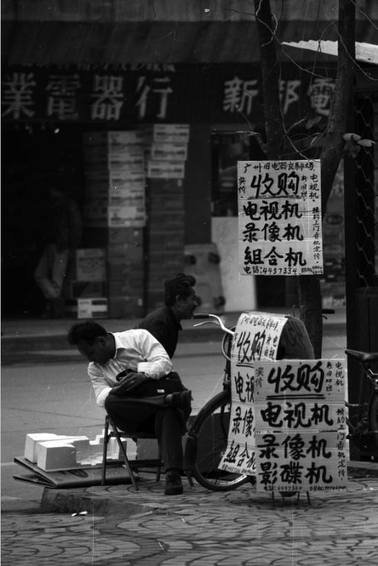 人在广州守株待兔睡门神生意淡薄玩手机