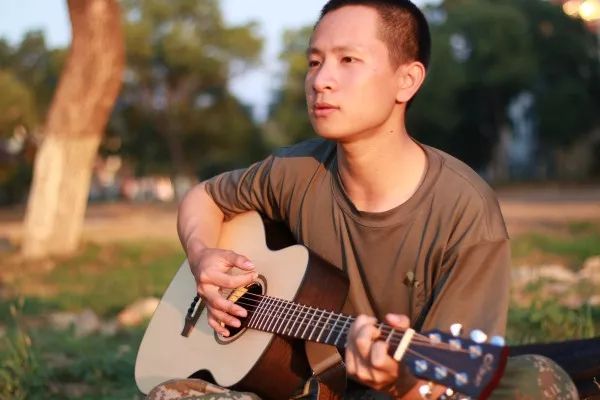 视频 | 这首军营版《我们不一样》,送给新战友!