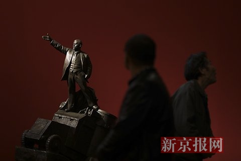 1924年制作的《列宁在装甲车上》。