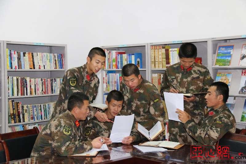 新疆裕民县人武部军营全体官兵学习十九大报告