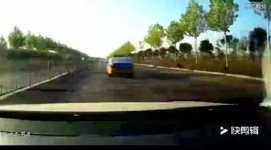 摊事了，大家评评理，出租车有没有责任？