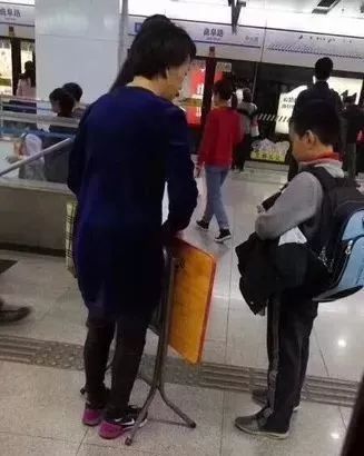 地铁写作业孩子妈妈回应:只是拿折叠课桌乘地