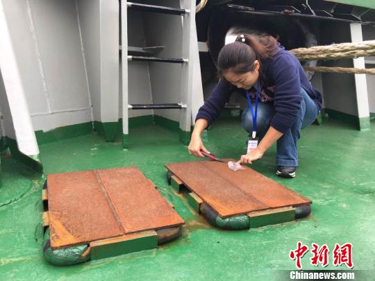 “雪龙号”开启第34次南极科考前，上海海事大学科研人员上船进行检测和维护。 上海海事大学供图。
