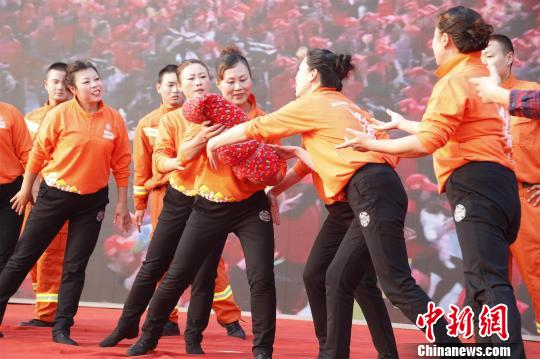 湖北襄阳借助广场舞大赛 宣传普及消防安全知