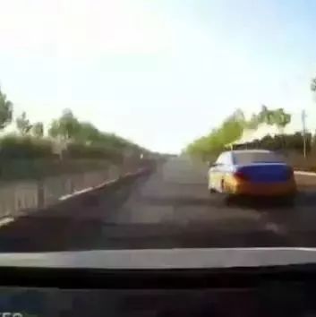 摊事了，大家评评理，出租车有没有责任？