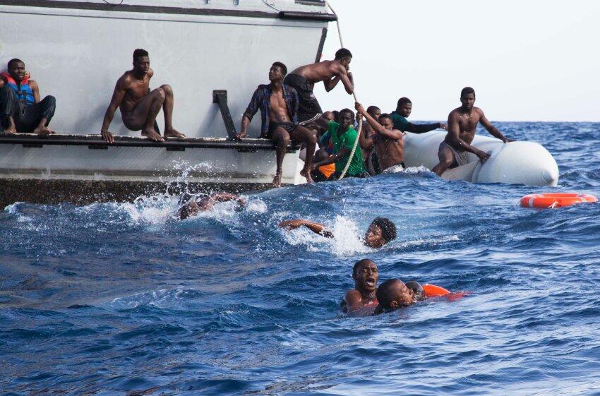 地中海难民船倾翻致5人死亡 德国利比亚互相指