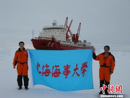 截至目前，上海海事大学商船学院已有17人次登上雪龙船担任船长、轮机长、驾驶员和轮机员，远赴极地科考。 上海海事大学供图。