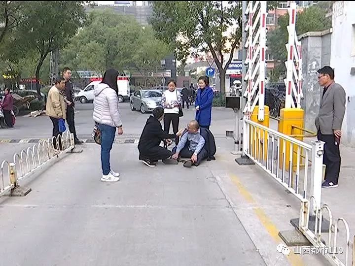 堵!男子小区门口被起落杆砸,一怒打坐数小时