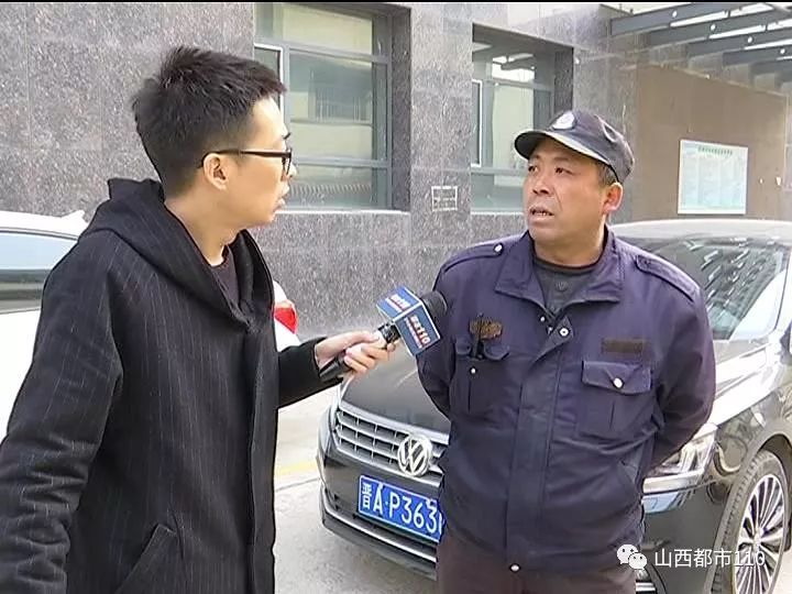 堵!男子小区门口被起落杆砸,一怒打坐数小时