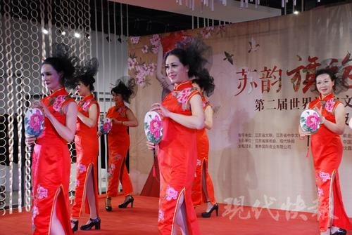 退休后她不仅重拾年少T台梦,还教社区居民们走