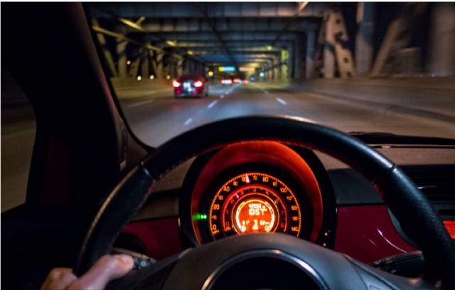 晚上开车禁忌多，这8大规则得重视