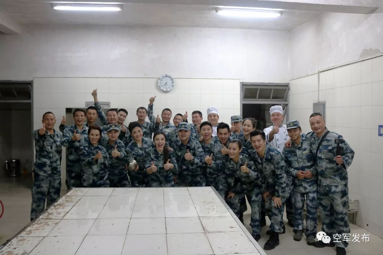 蓝天文艺轻骑兵深入东部战区空军某基地:宣传十九大讴歌主旋律!