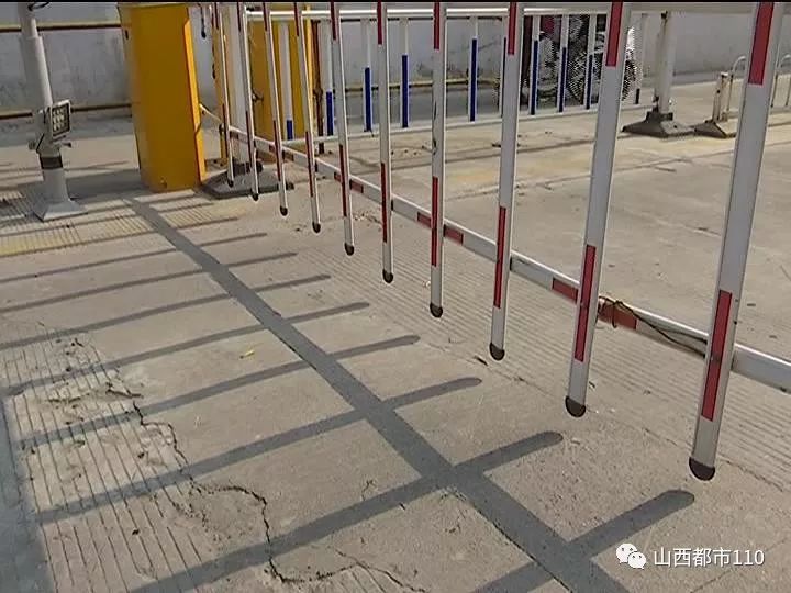 堵!男子小区门口被起落杆砸,一怒打坐数小时