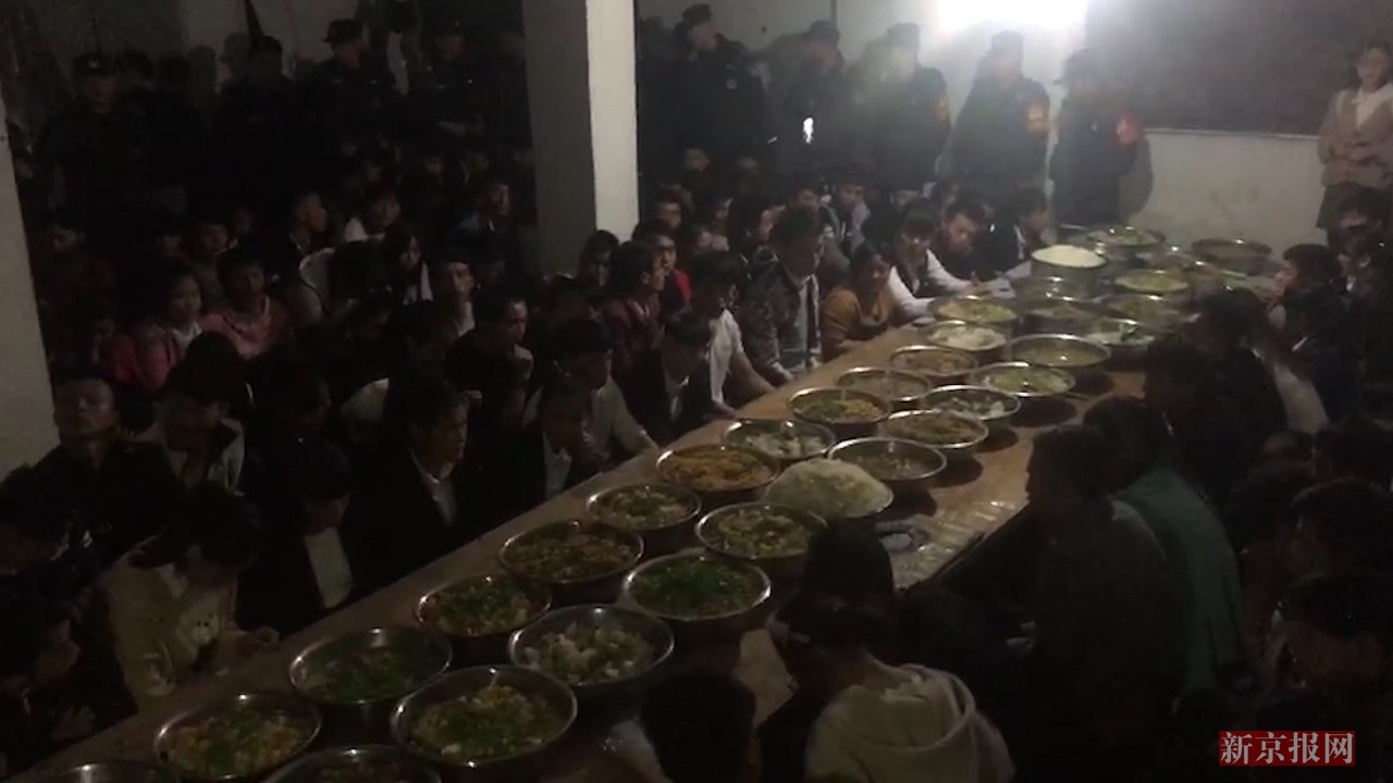 现场:传销窝点百人聚餐被抓 30米长桌摆满大