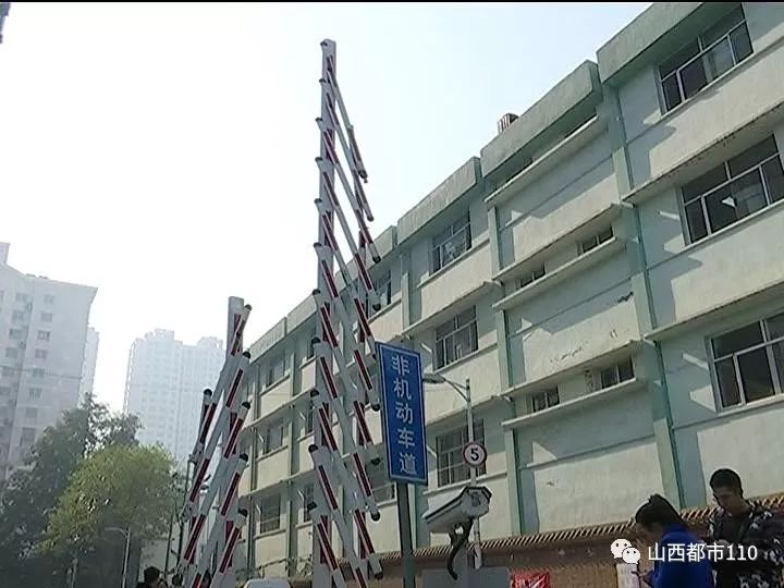 堵!男子小区门口被起落杆砸,一怒打坐数小时