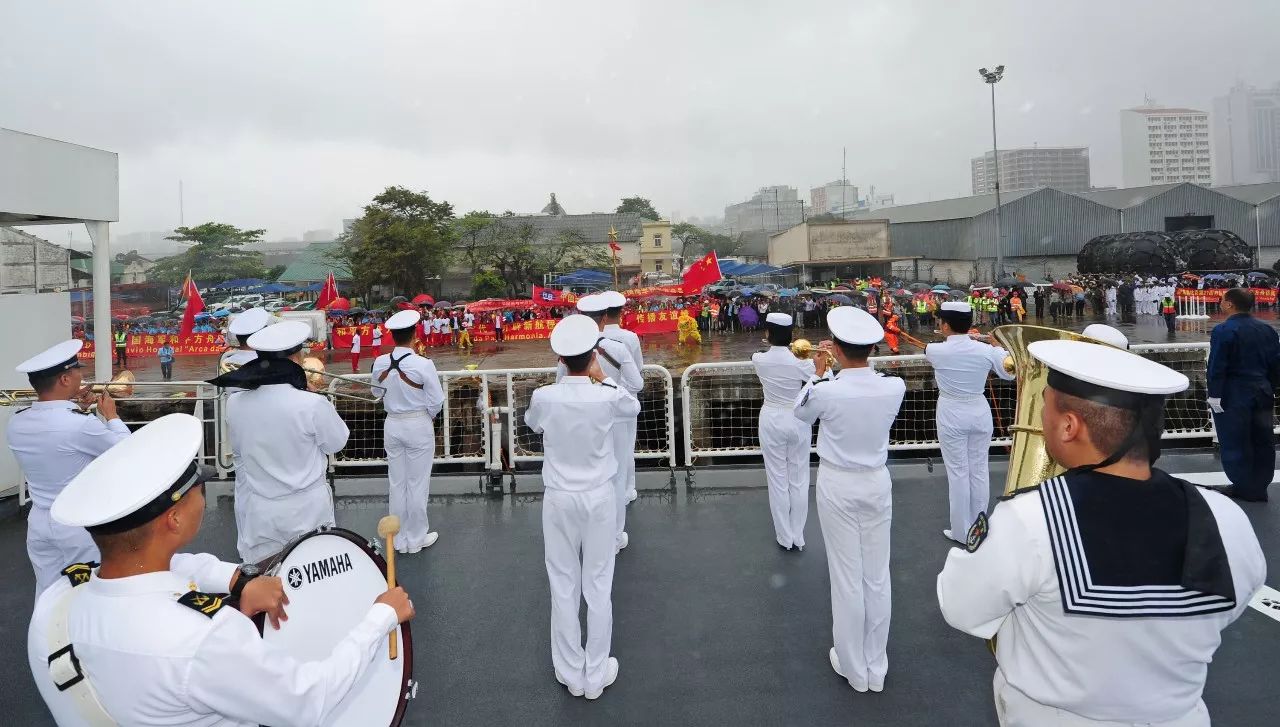 和平方舟医院船首访莫桑比克,500余人码头冒雨