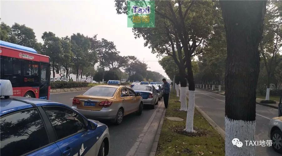 震撼!网约车公然集体围攻出租车