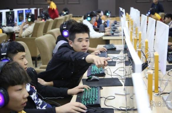 蓝翔电竞学院揭秘:每天8节课 500台电脑全是高