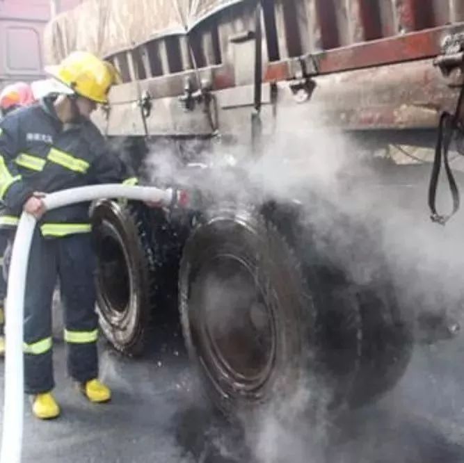 司机太拼了，轮胎报废了也要上坡，就是不信邪