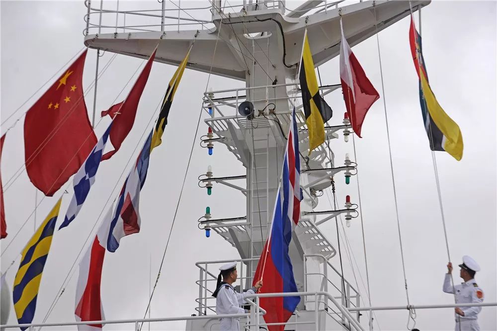 和平方舟医院船访问莫桑比克,500余人码头冒雨