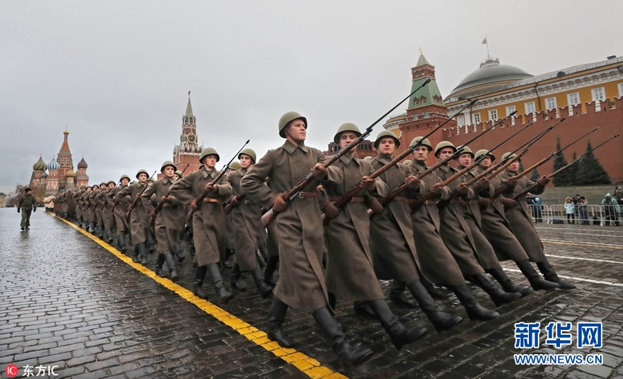 莫斯科举行大阅兵 纪念1941年红场阅兵76周年
