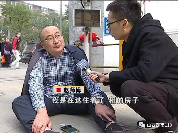 堵!男子小区门口被起落杆砸,一怒打坐数小时